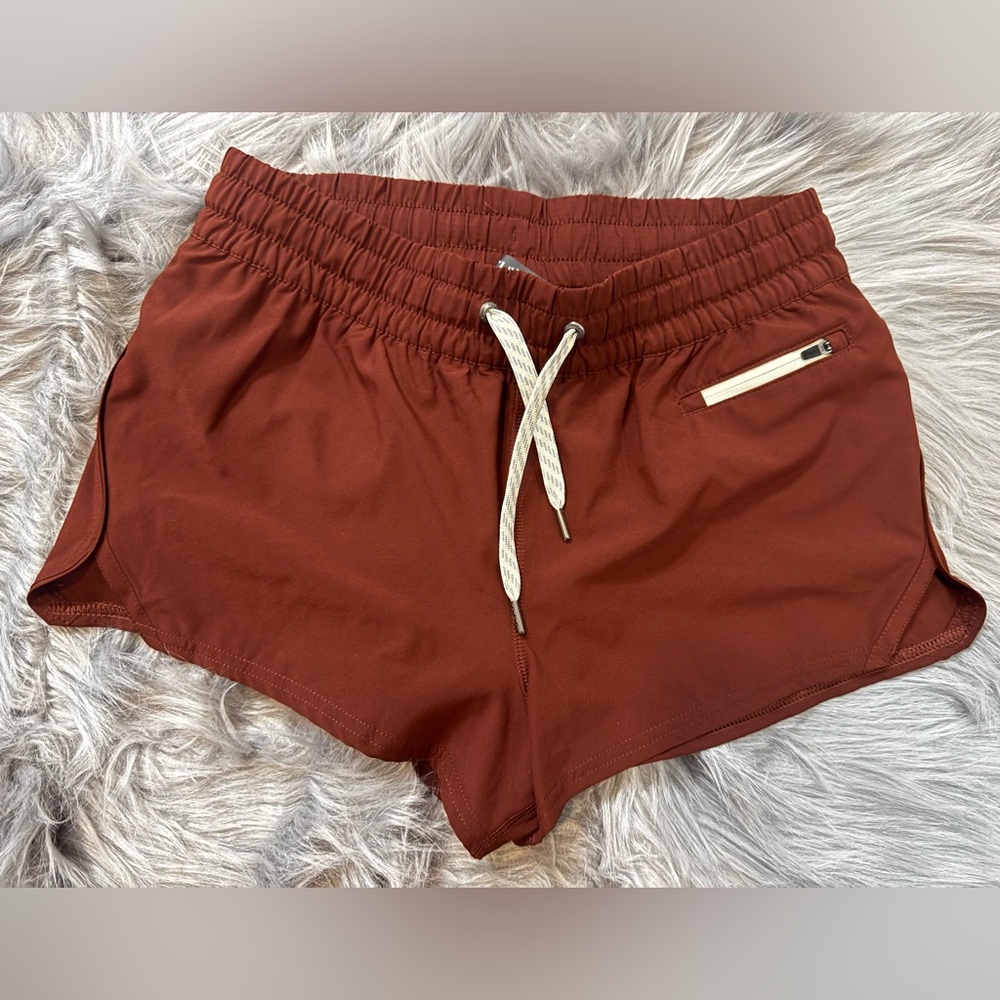 Vuori Women’s Clementine 2.0 Shorts 2.5 inseam Size Small. EUC. Maroon